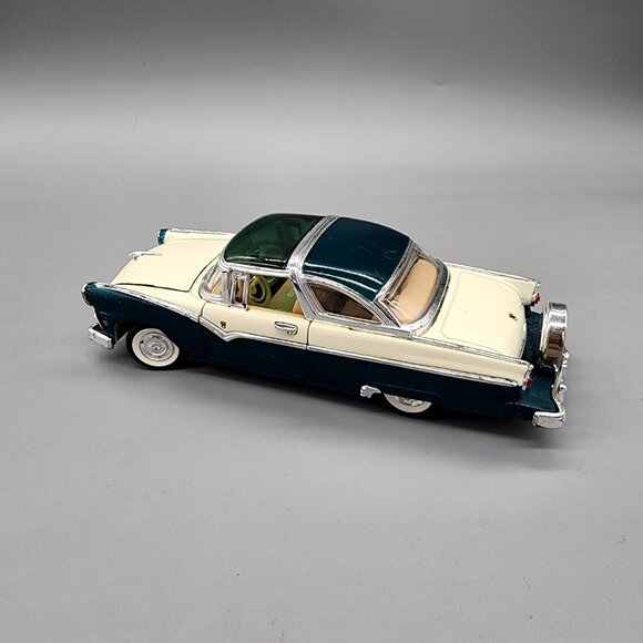 1:24 1955 Ford Fairlane Crown Victoria Diecast Model Car Cream Green - Picture 6 of 11